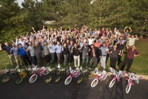 制造一辆自行车需要多少销售和营销人员?Conair销售团队庆祝慈善活动